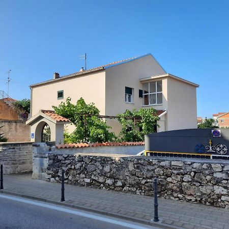 Apartman Laura M Vodice Exteriör bild