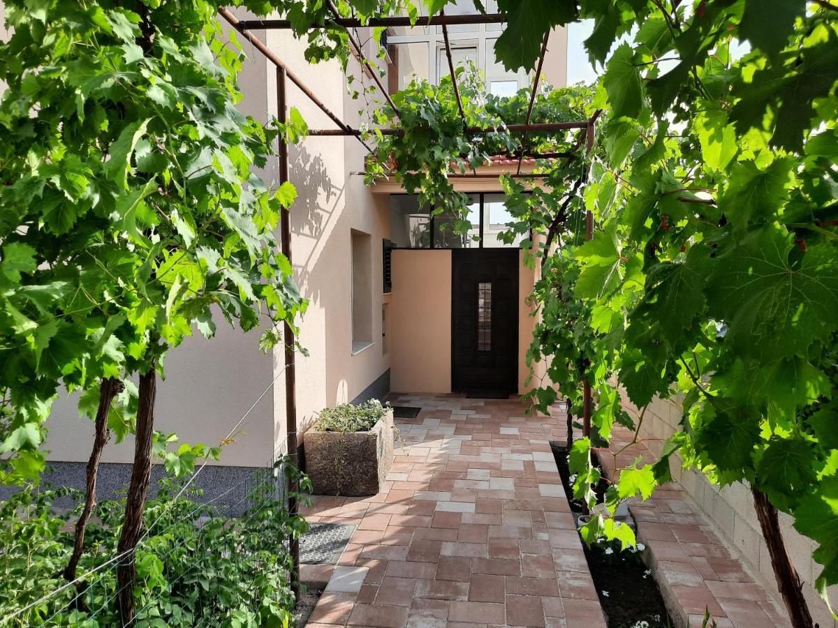 Apartman Laura M Vodice Exteriör bild