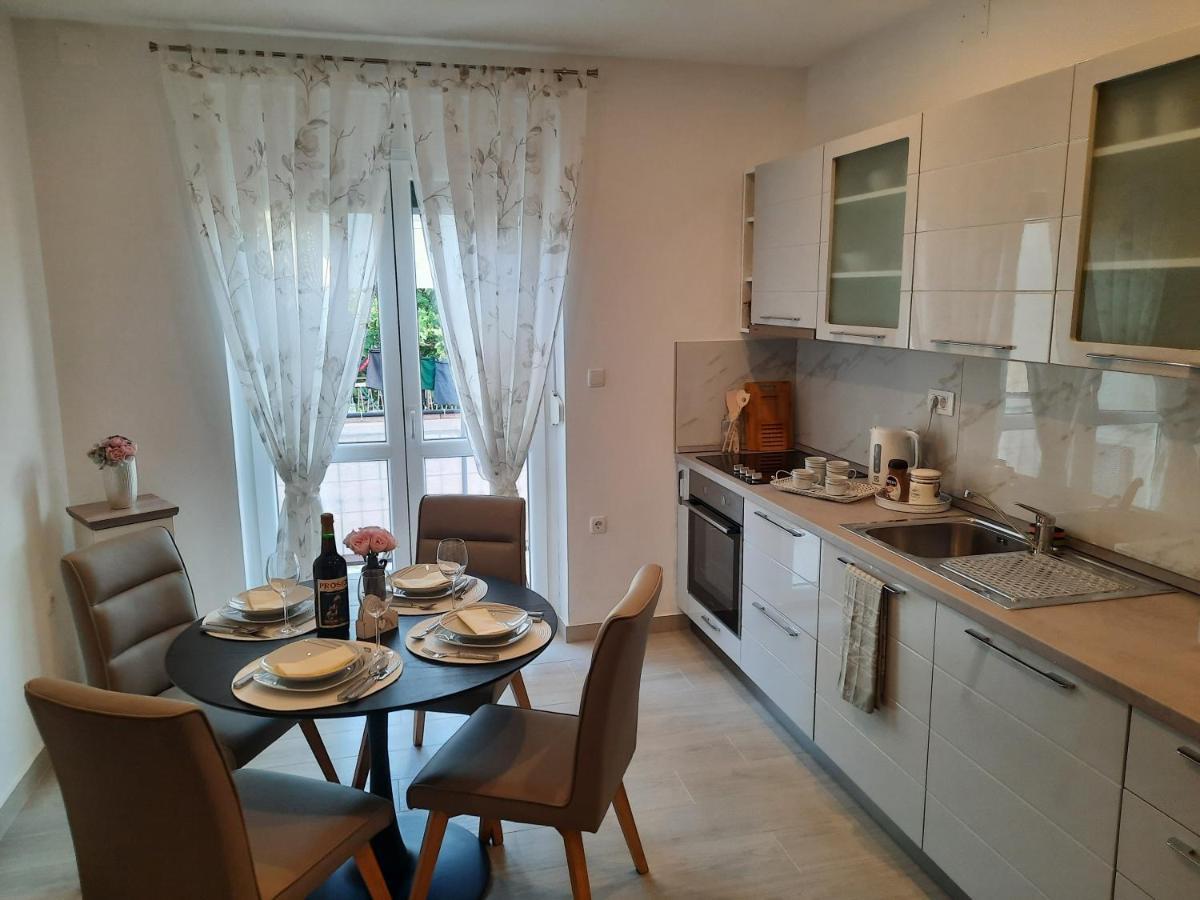 Apartman Laura M Vodice Exteriör bild