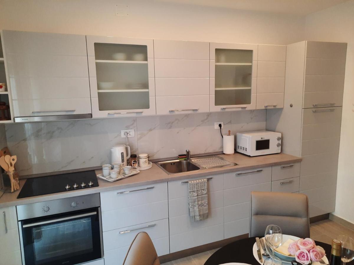 Apartman Laura M Vodice Exteriör bild