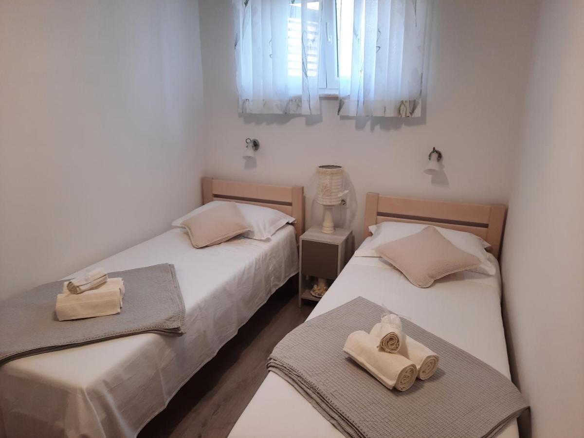 Apartman Laura M Vodice Exteriör bild
